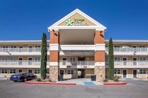 Un hotel de varios pisos con un llamativo letrero de Extended Stay America.