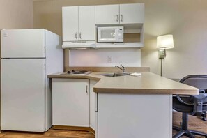 Frigorífico, microondas, placa de cocina y cafetera o tetera