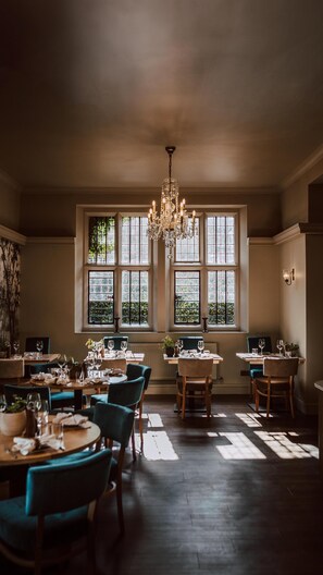 Petit déjeuner, déjeuner et dîner servis sur place