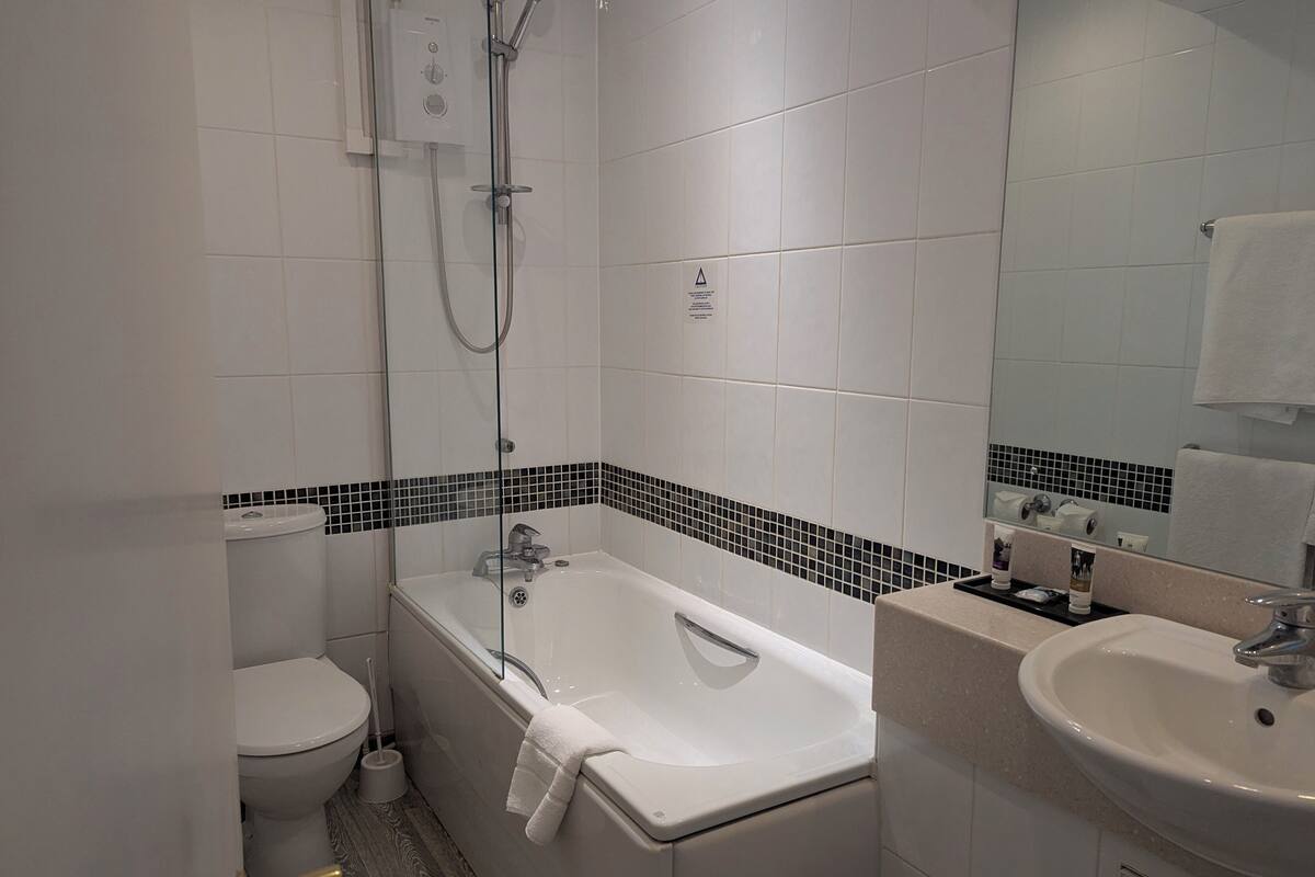 Deep-soaking bathtub, free toiletries, hair dryer, slippers