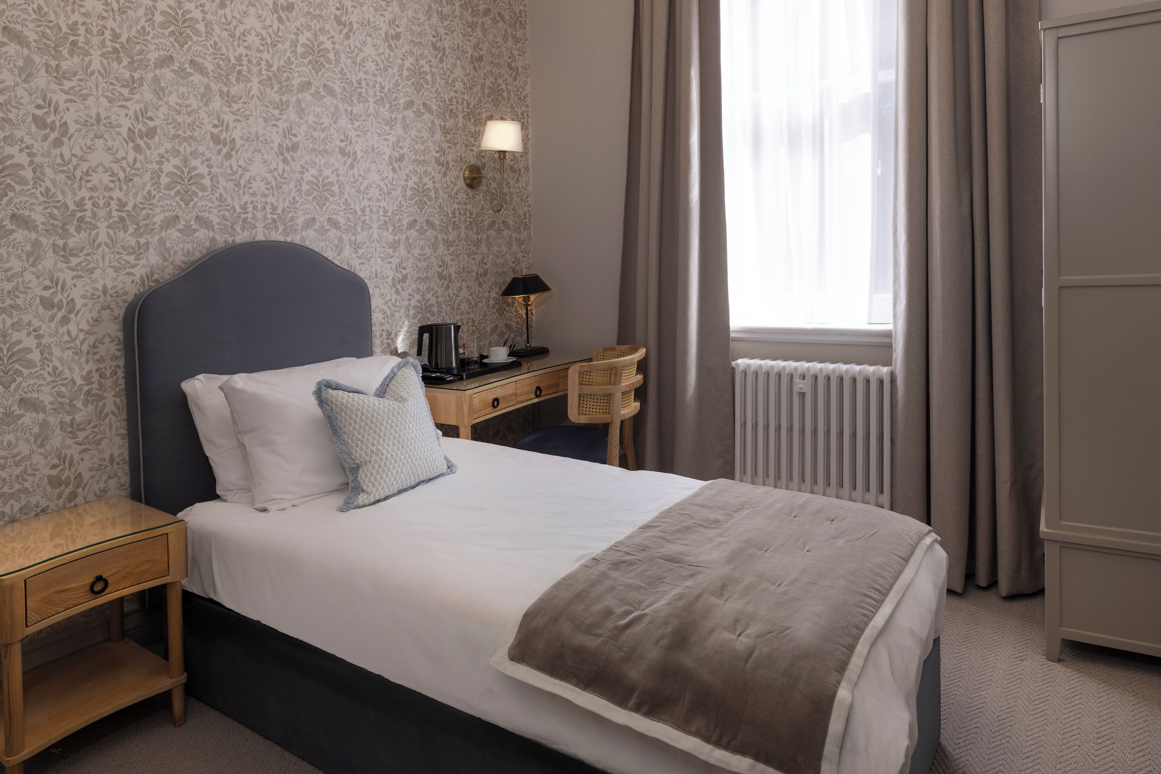 Quarto solteiro standard | Escrivaninha, quartos à prova de som, ferros/tábuas de passar roupa