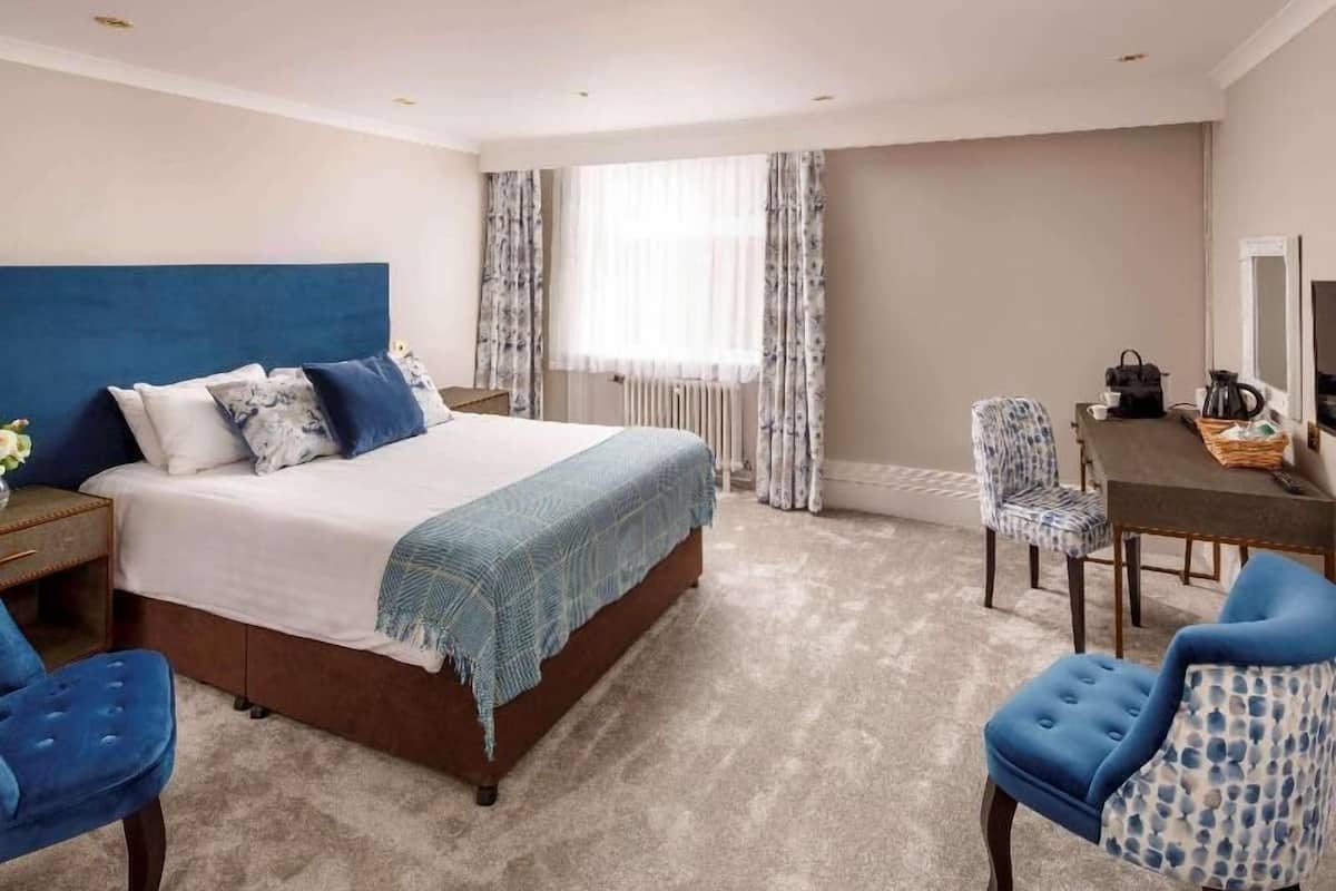 Een bureau, geluiddichte muren, een strijkplank/strijkijzer, gratis wifi