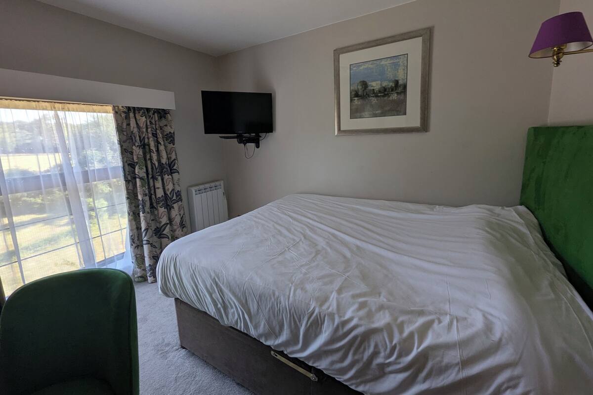 Habitación estándar doble, 1 cama doble o 2 individuales, accesible en silla de ruedas | Escritorio, sistema de insonorización, tabla de planchar con plancha
