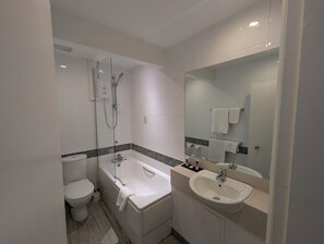 Banheira de imersão, produtos de toalete grátis, secador de cabelo 