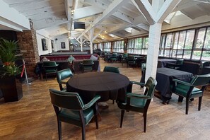 Breakfast and dinner served, international cuisine - Village Hotel Manchester Hyde (Hyde)