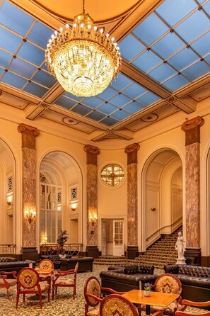 Coin salon dans le hall