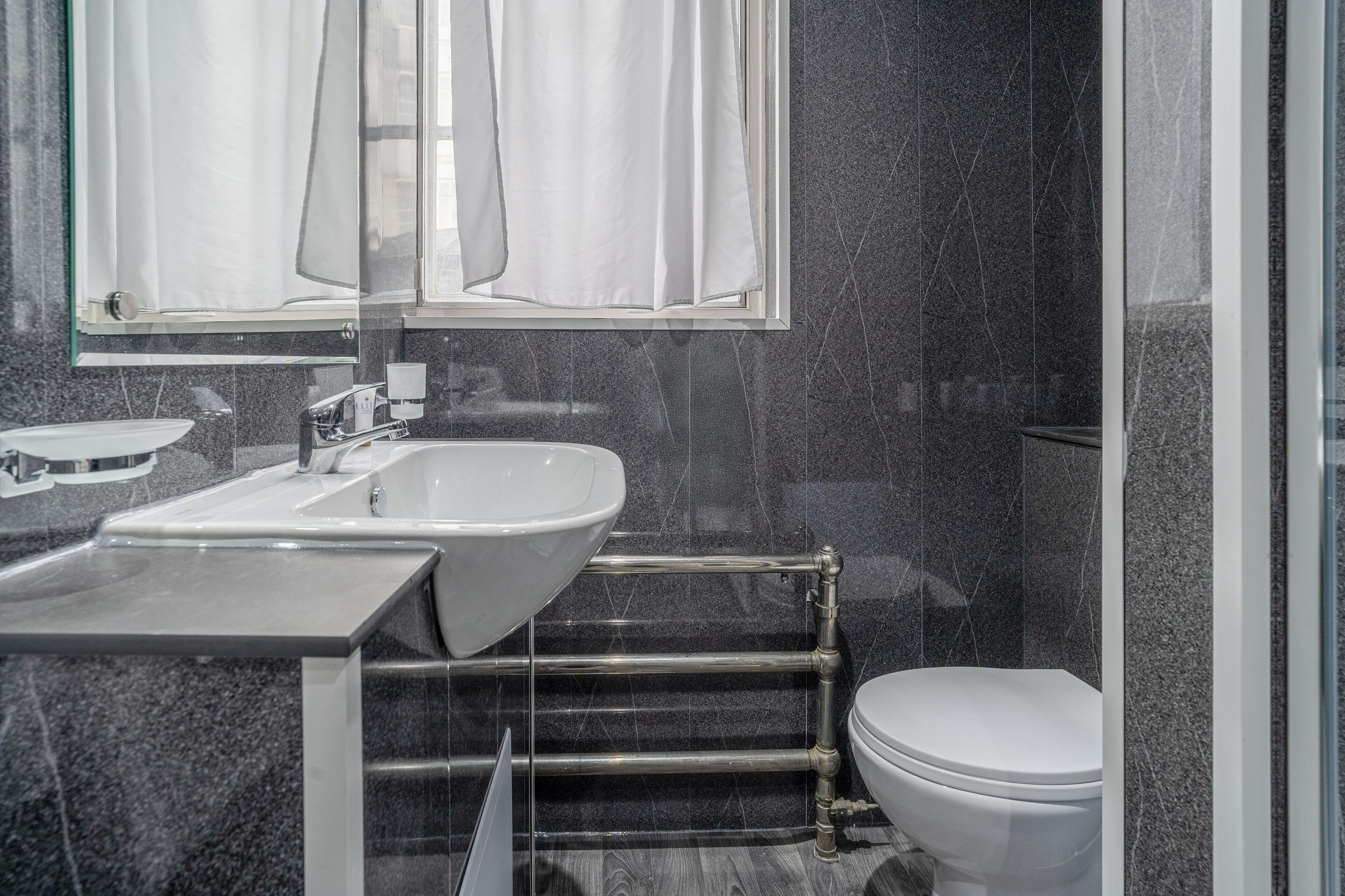 Photo - Adelphi Hotel