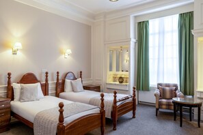 Chambre Standard avec lits jumeaux | Décoration personnalisée, ameublement personnalisé, bureau