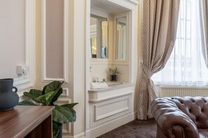 Chambre exécutive double | Décor unique, ameublement unique, bureau, fer et planche à repasser