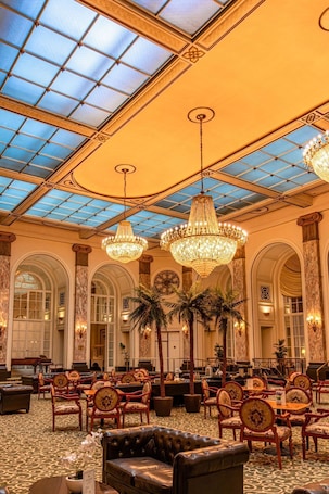 Lobby sitting area. Adelphi Hotel