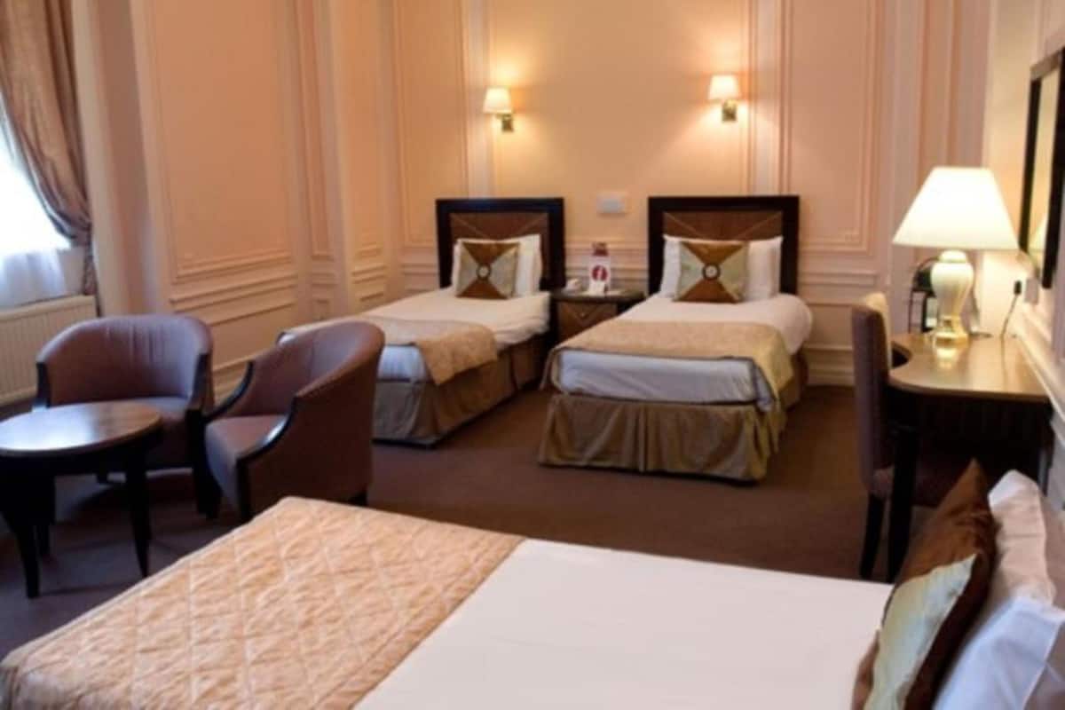 Standard Triple Room | Individually decorated, individually furnished, desk, iron/ironing board