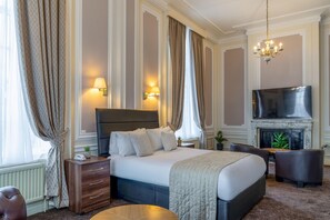 Chambre exécutive double | Décor unique, ameublement unique, bureau, fer et planche à repasser