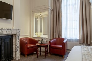 Chambre Standard double | Décor unique, ameublement unique, bureau, fer et planche à repasser