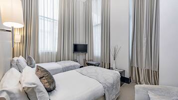 Appartement Deluxe, 2 chambres (2 Bathrooms) | Literie de qualité supérieure, coffres-forts dans les chambres, bureau