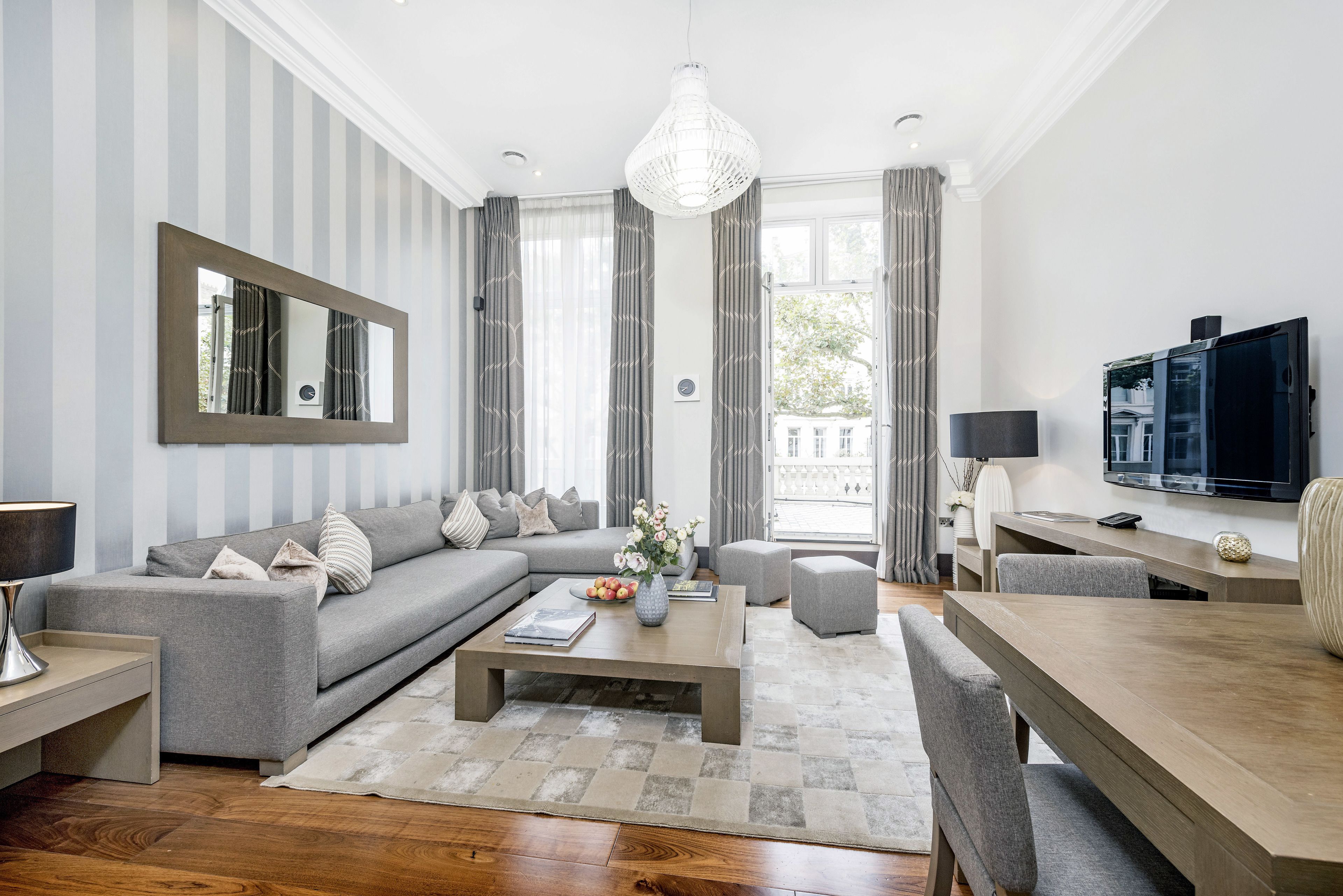 Executive One Bedroom Apartment with Balcony | Oppholdsrom | LCD-TV, DVD-spiller og iPod-dokkingstasjon