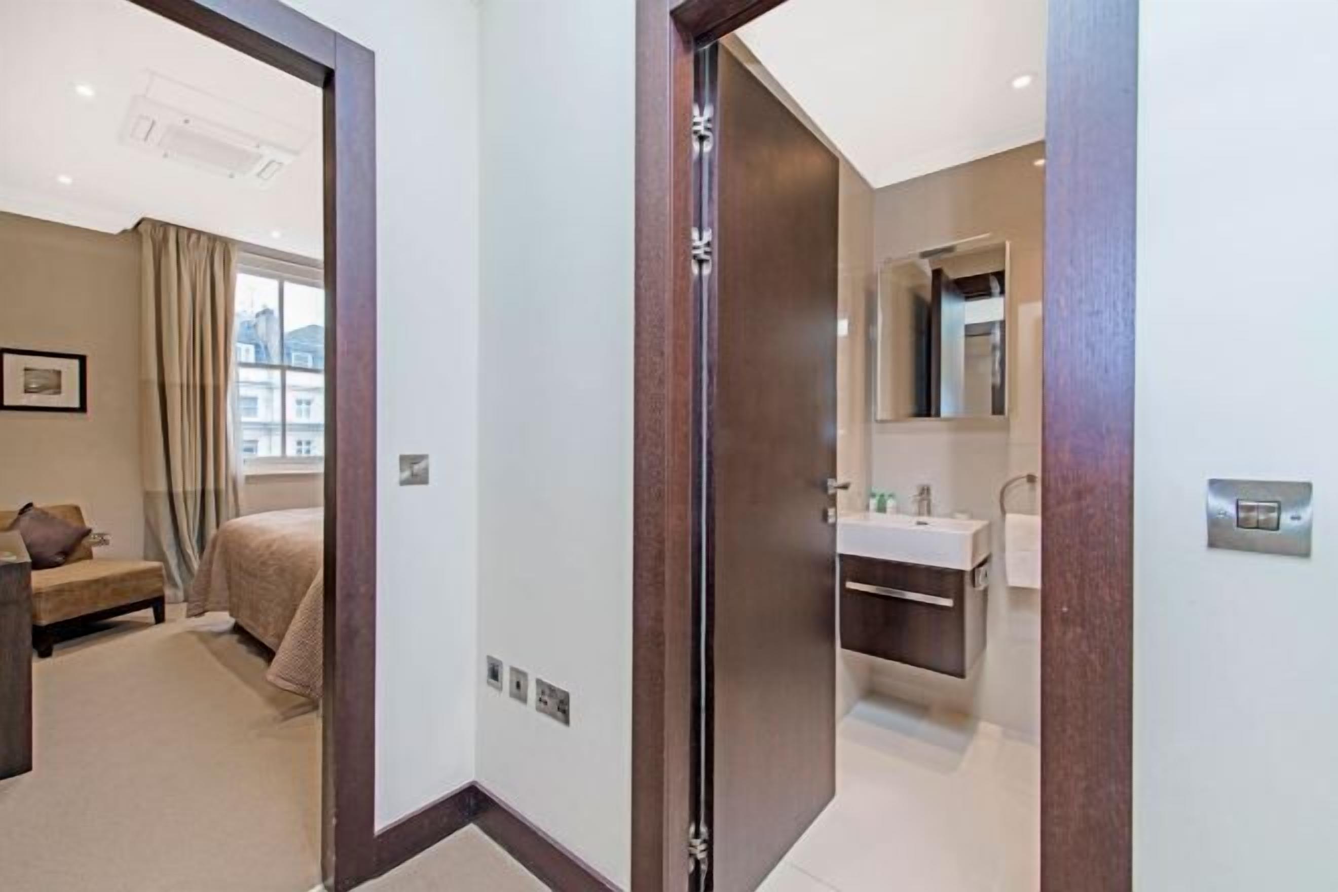 Premium bedding, in-room safe, desk, laptop workspace