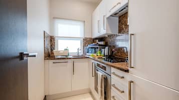 Superior Apartment, 2 Bedrooms, 1 Bathroom | Eget kök | Stort kylskåp, mikrovågsugn, ugn och spishäll