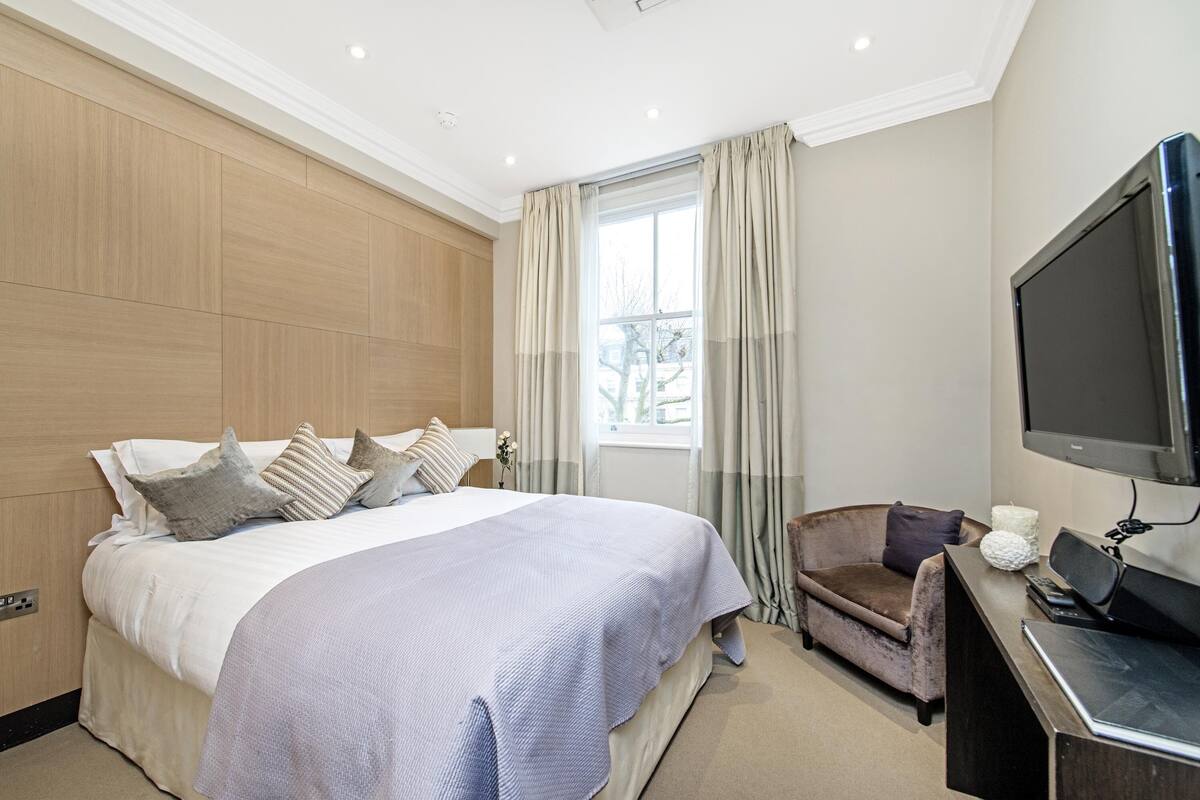 Premium bedding, in-room safe, desk, laptop workspace