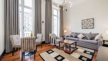 One Bedroom Deluxe with Balcony | Oppholdsområde | LCD-TV, DVD-spiller og iPod-dokkingstasjon