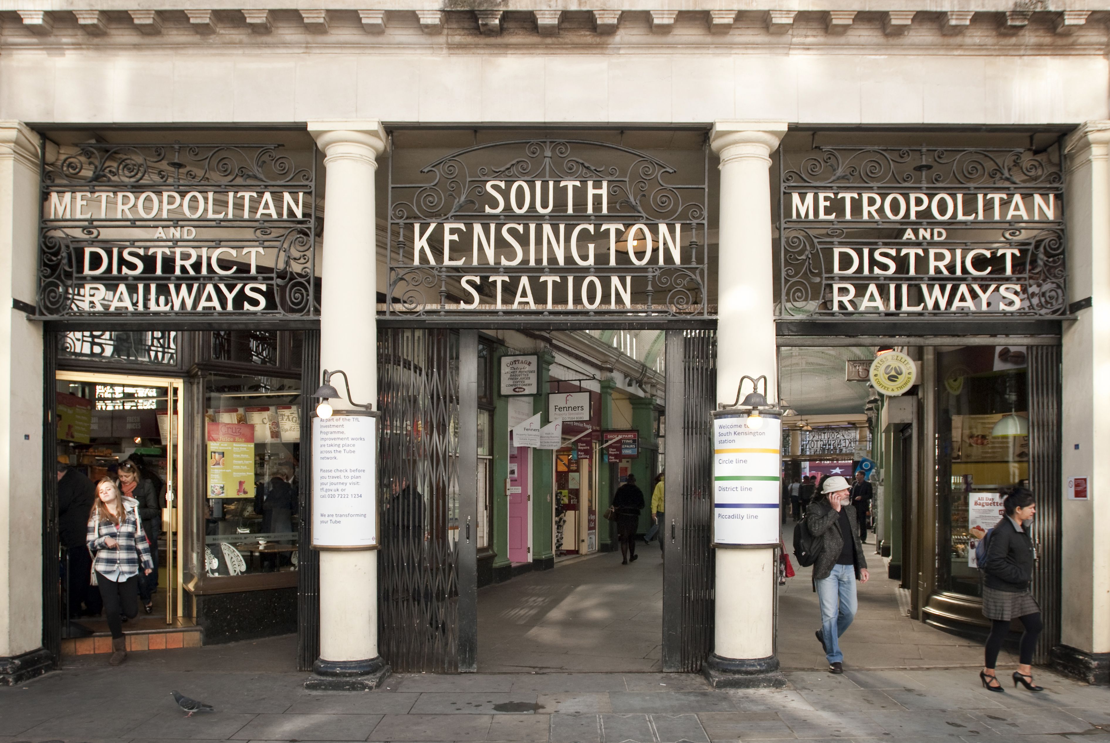 L'entrée de la station de South Kensington, avec des panneaux indiquant les directions pour les lignes Metropolitan et District.