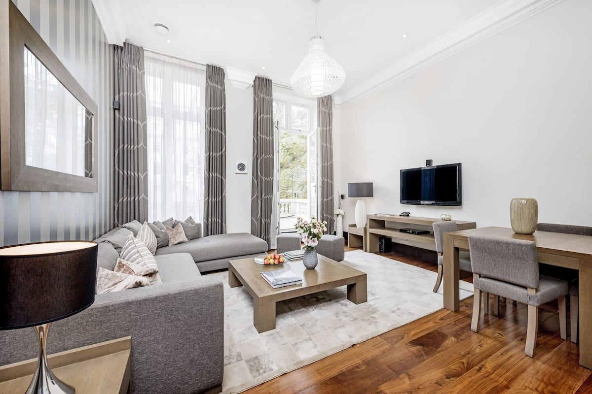 Executive One Bedroom Apartment with Balcony | Área de estar | TV LCD, DVD player, dock para iPod
