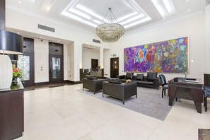 Coin salon dans le hall