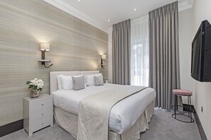 Premium bedding, in-room safe, desk, laptop workspace - 130 Queen's Gate Apartments (London)