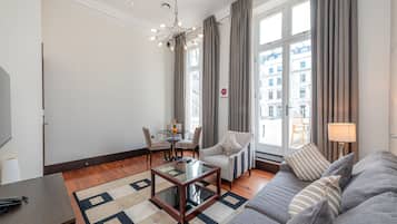 One Bedroom Deluxe with Balcony | Περιοχή καθιστικού | Τηλεόραση LCD, συσκευή αναπαραγωγής DVD, σταθμό υποδοχής για iPod