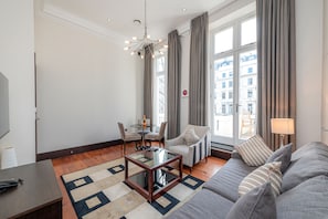 One Bedroom Deluxe with Balcony | Oleskelualue | LCD-televisio, DVD-soitin, iPod-telakointiasema