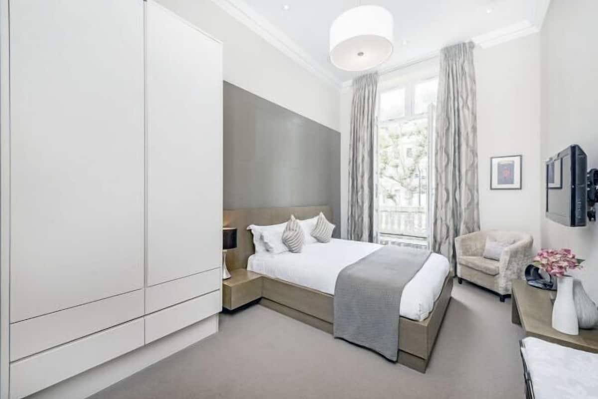 1 quarto, roupas de cama premium, cofres nos quartos, escrivaninha