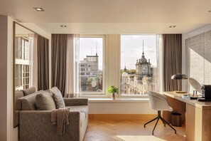 Royal Deluxe Studio, High Floor | Premium bedding, in-room safe, desk, laptop workspace