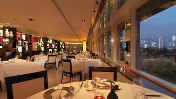 2 restaurantes; se sirven desayunos, comidas y cenas