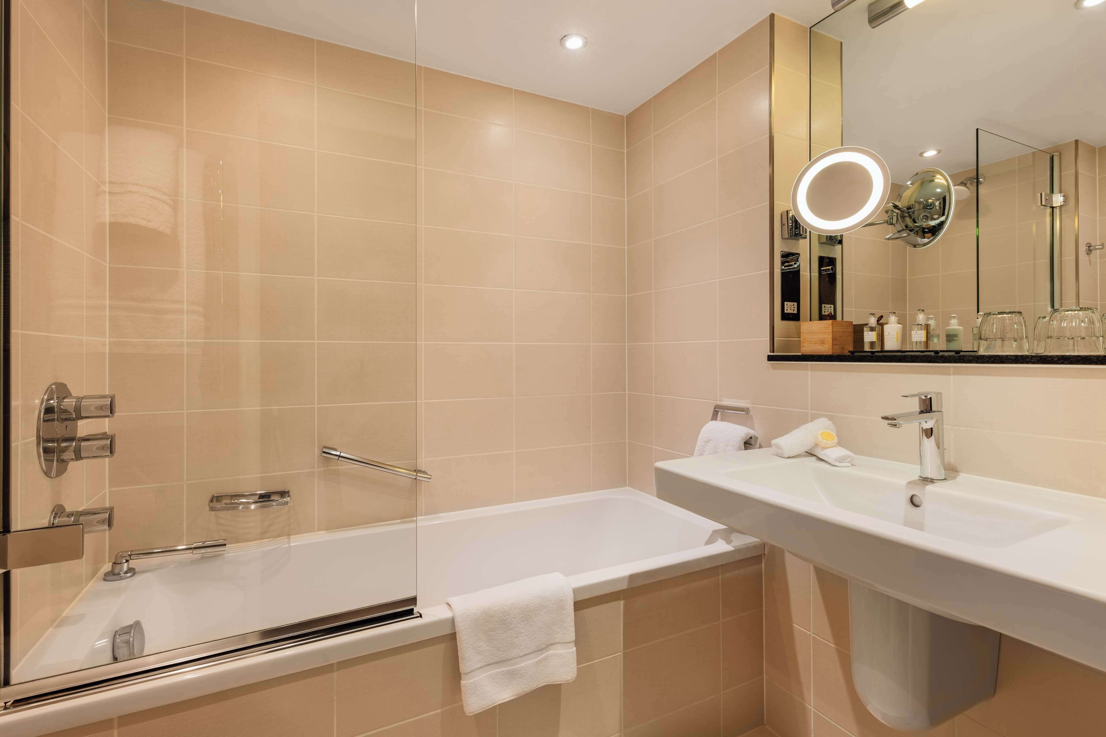 Combined shower/tub, rainfall showerhead, designer toiletries