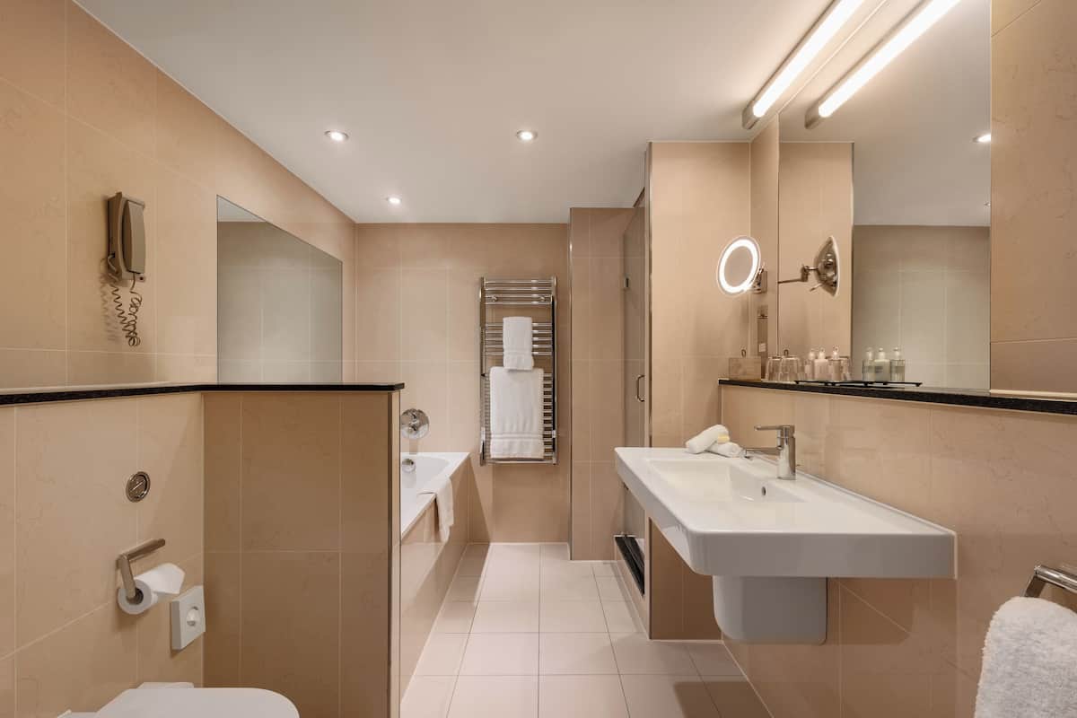Studio Deluxe | Salle de bain | Ensemble baignoire-douche, douche cascade, articles de toilette griffés