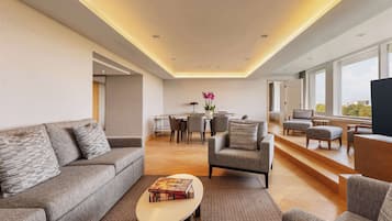 Luksussuite | Sengetøy av topp kvalitet, dundyner, safe på rommet og skrivebord