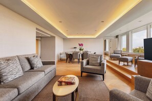 Suite de lujo | Ropa de cama de alta calidad, edredones de plumas, caja fuerte