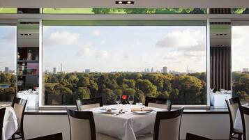 2 restaurants; breakfast, lunch and dinner served