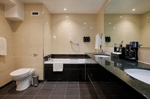 Ein modernes Badezimmer mit Toilette, Waschbecken und Badewanne.