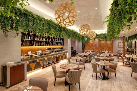 Se sirven desayunos, almuerzos y cenas; con vista al jardín