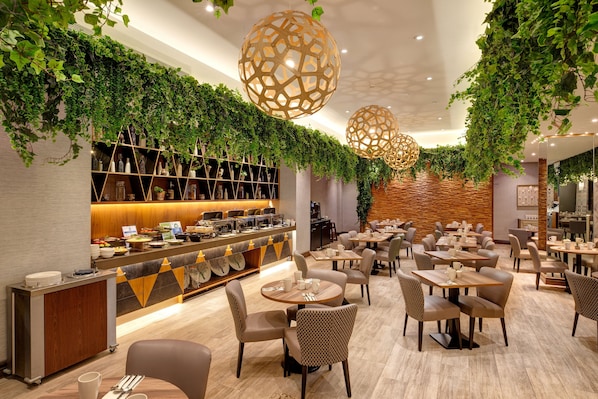 Petit déjeuner, déjeuner et dîner servis sur place, vue sur le jardin