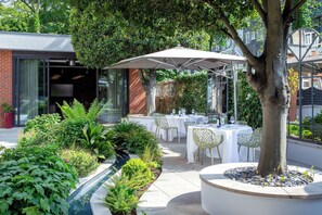 Coffres-forts dans les chambres, bureau, fer et planche à repasser