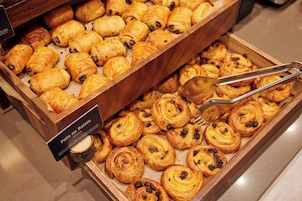 Un espositore di dolci in una vetrina di pasticceria all'interno di un hotel.