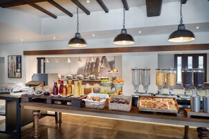 每日供应自助式早餐（每人 GBP 16.50）