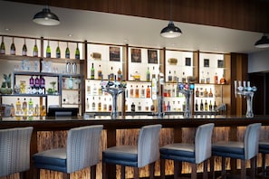 2 Bars/Lounges
