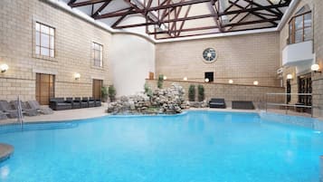 Indendørs pool, åben fra kl. 07.00 til kl. 21.00, liggestole