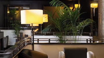 Serves lunch and dinner