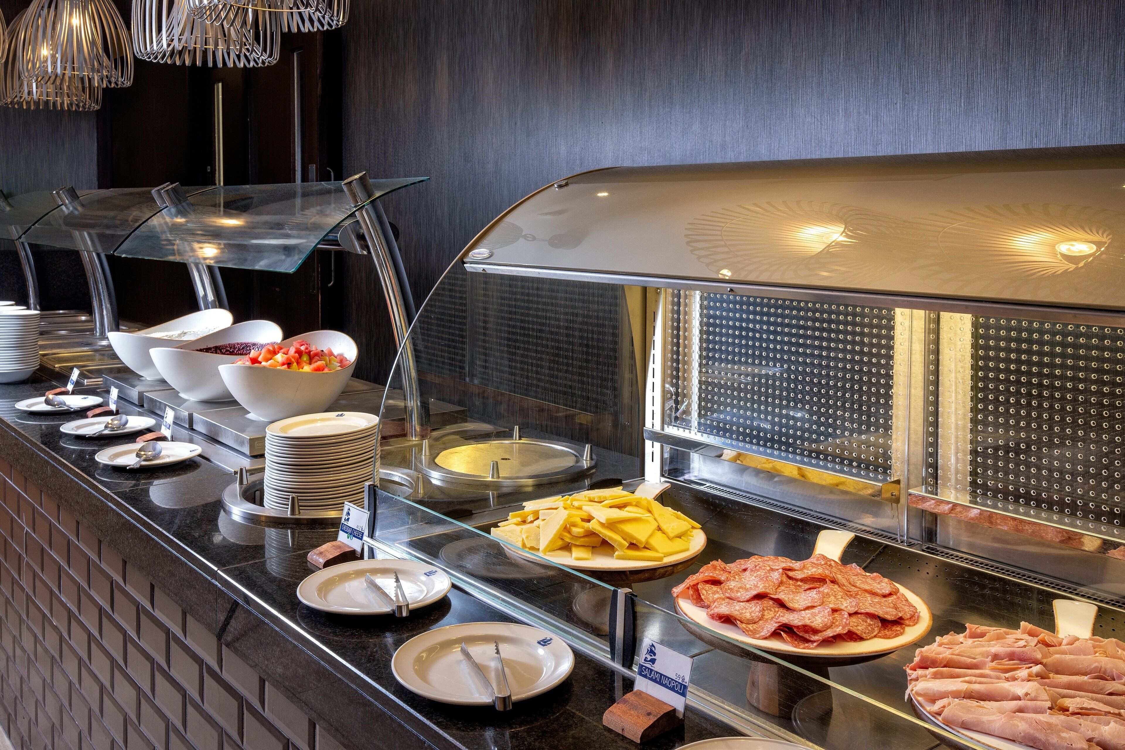 Un buffet con diversi cibi e utensili.