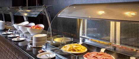 Un buffet con diversi cibi e utensili.