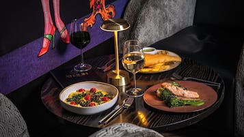Ein Esstisch mit Mahlzeit, Weingläsern und Besteck.