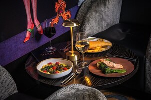 Ein Esstisch mit Mahlzeit, Weingläsern und Besteck.